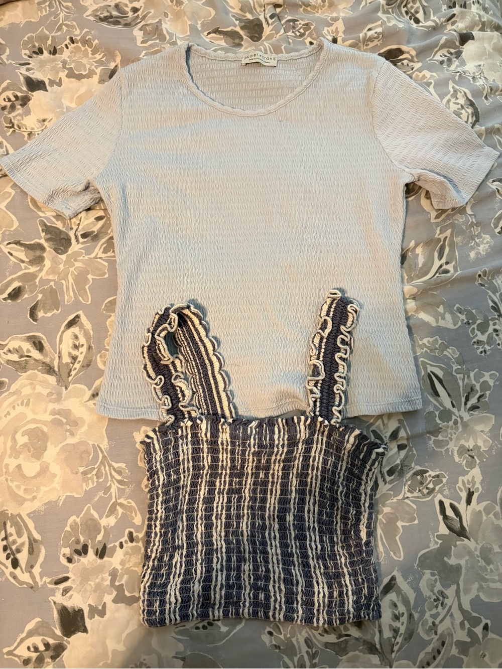 BUNDLE ( 4 xs tops )